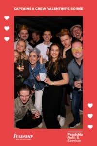 Photo de groupe au photobooth avec cadre aux couleurs de l'entreprise Feadship